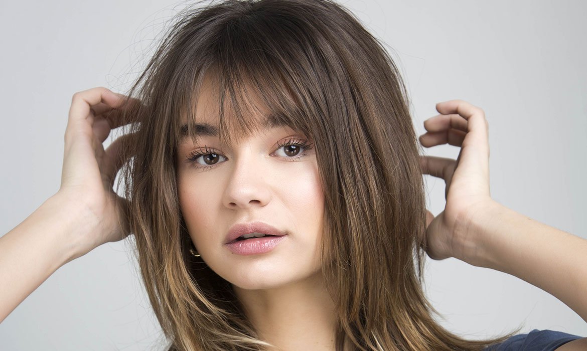 Esta es la versión más sesentera del corte de pelo Wolf Cut. Nos encanta la parte abombada de arriba. Y si quieres llevarlo bien arreglado, ayúdate del Sérum Stop Frizz de L’Oréal Paris para proteger tu cabello de las altas temperaturas de tus herramientas de calor.